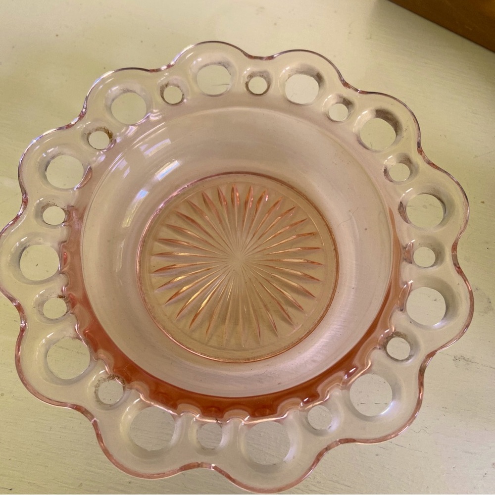 Beautiful pink depression glass dish, in great condition.